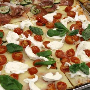 Pizza con bufala e pomodorini