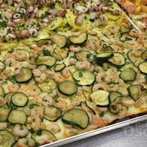 Pizza con gamberetti, zucchine e scamorza