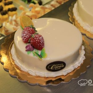 Mousse al cioccolato bianco al profumo di limone con inserto fragola